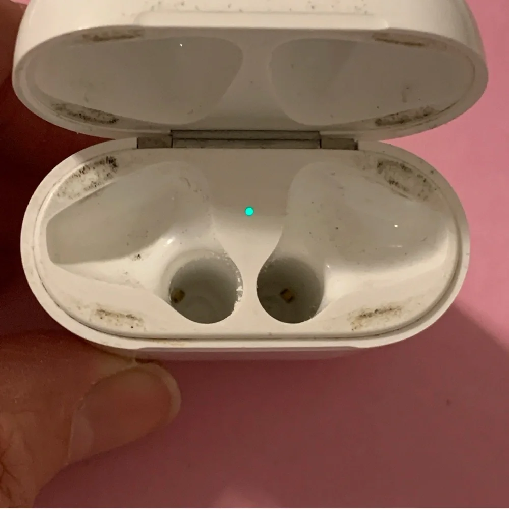 Apple AirPods 1st Generation In-Ear Headsets with Charging Case - White